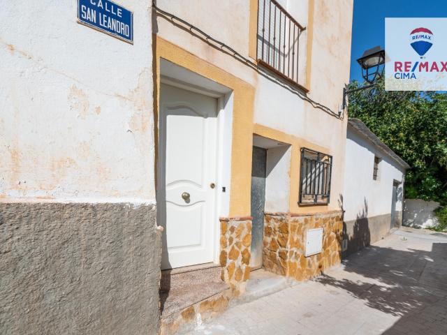 DOS CASAS MAS PARCELA DE 900 METROS