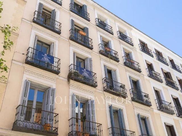 Dos balcones en una calle cotizada de Justicia