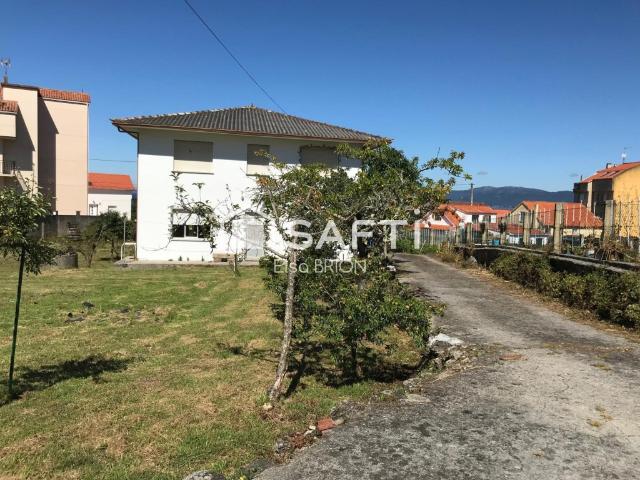 Dos viviendas, una finca urbana junto al mar