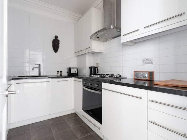 DoubleTree by Hilton Hotel London Hyde Park, 150 Bayswater Road, London, W2 4RT, United Kingdom | 2 bed apartment for rent #121438955 | Rentberry