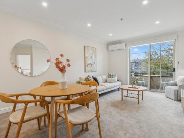 Double balcony apartment overlooking the garden