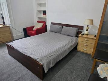 Double Bed Studio 0.5Km from Subway,inc All Bills