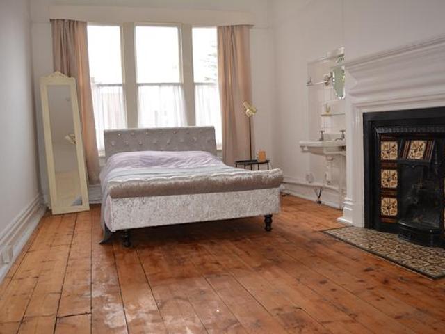 Double Bedsit Near Town Centre To Let 1 bed in a house share to rent £750 pcm £173 pw