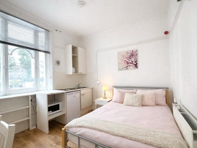 Double Bedsit with Bills Included in SW3 Chelsea