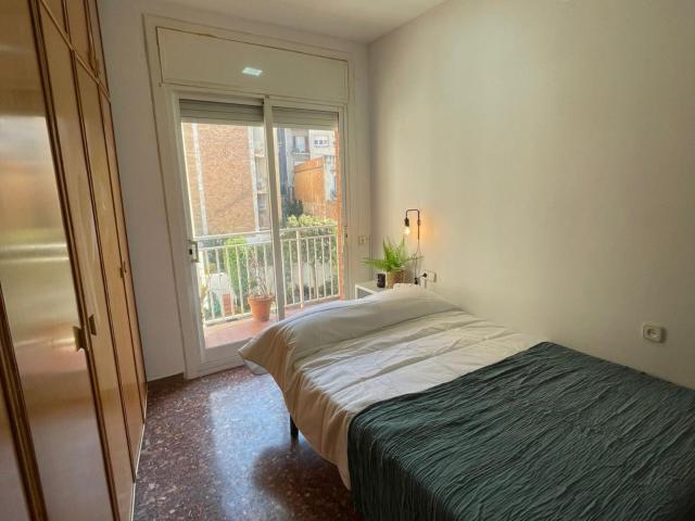 Double bedroom with a balcony, in El Putxet i el Farró
