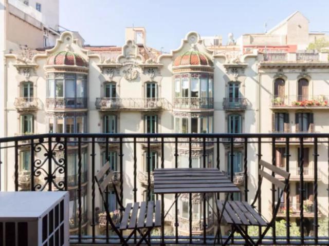 Double bedroom with a balcony, in Sant Gervasi Galvany
