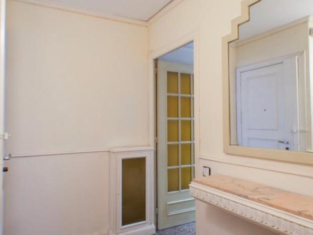 Double bedroom with a balcony, near the Urgell