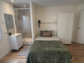 Double Bedroom with a private bathroom