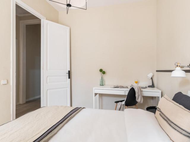 Double bedroom with a terrace, near the Rocafort metro