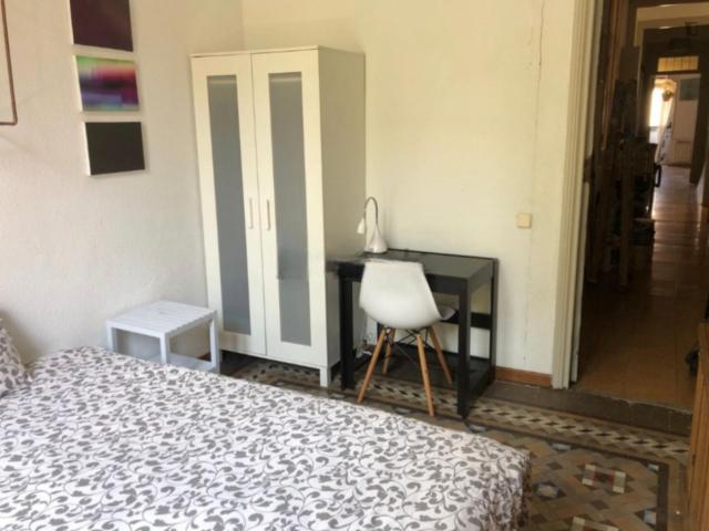 Double bedroom, with balcony, in 2 bedroom apartment