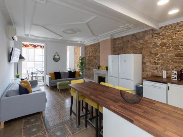 Double bedroom, with balcony, in 7 bedroom apartment
