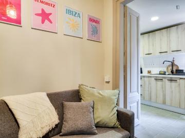 Double bedroom, with balcony, in 4 bedroom apartment