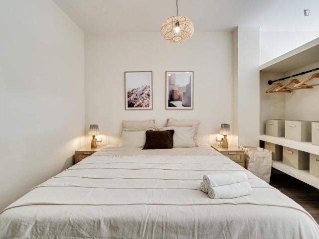 Double bedroom, with balcony, in 4 bedroom apartment