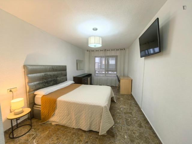 Double bedroom, with balcony, in 5 bedroom apartment
