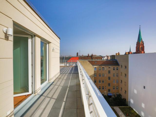 Double bedroom, with balcony, in 6 bedroom apartment