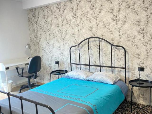 Double bedroom, with private bathroom and balcony, in 5 bedroom apartment