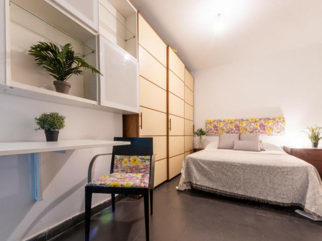 Double bedroom, with private bathroom, in 7 bedroom apartment