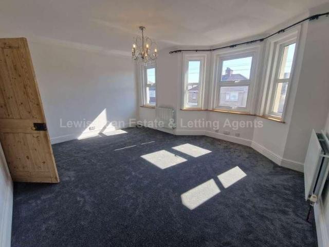 Double Bedroom Detached Family Home, BH12