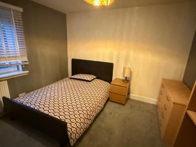 Double bedroom Female preferred available in Drumbrae
