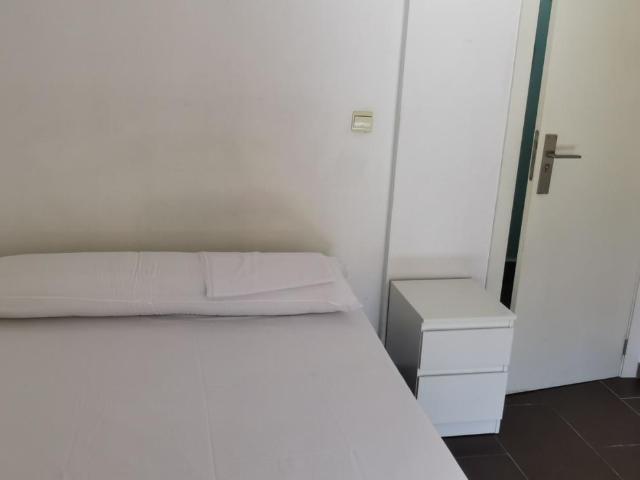 Double bedroom in 4 bedroom apartment