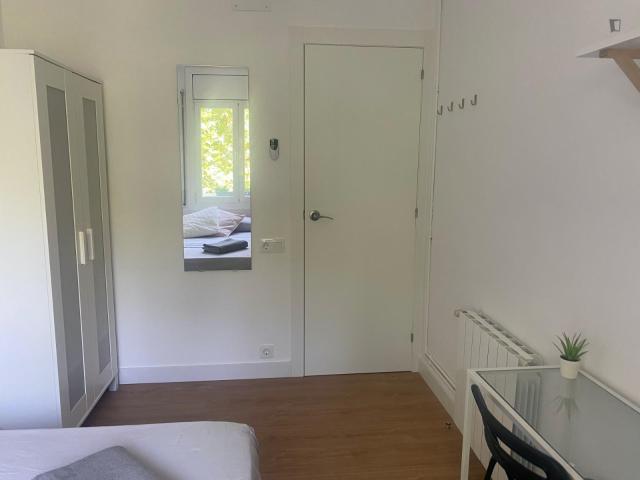 Double bedroom in 4 bedroom apartment