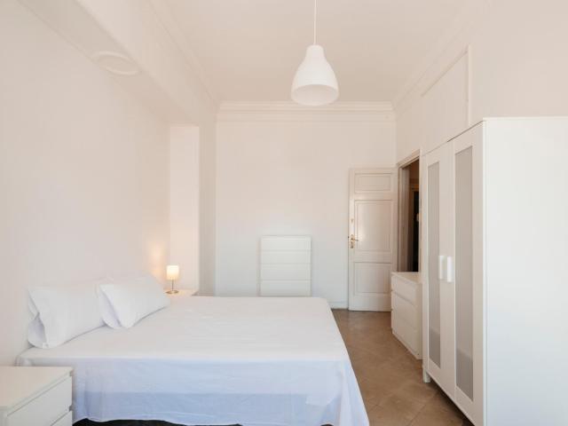 Double bedroom in 14 bedroom apartment