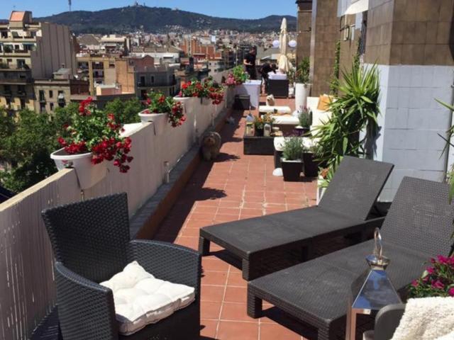 Double bedroom in 2 bedroom apartment with a sunny terrace of 80m2. Close to the centre