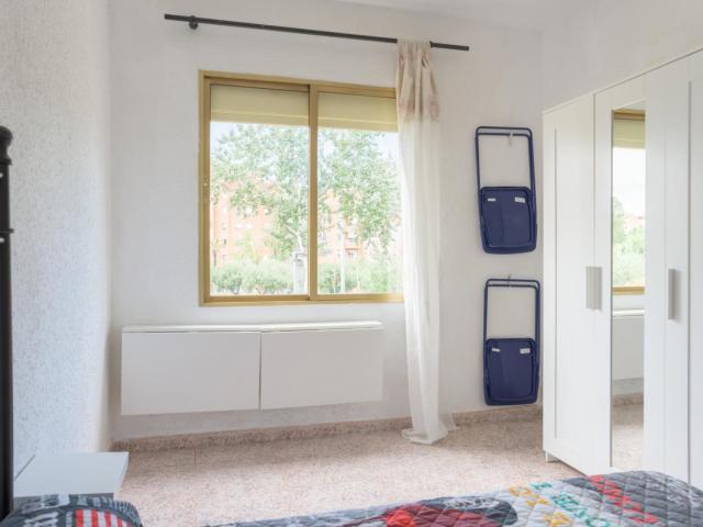 Double bedroom in 3 bedroom apartment