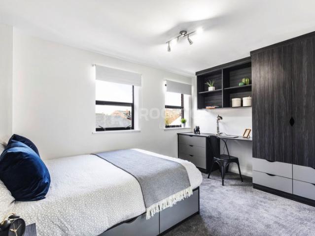 Double Bedroom in This 2 Bed 1 Bath Hyde Park Flat