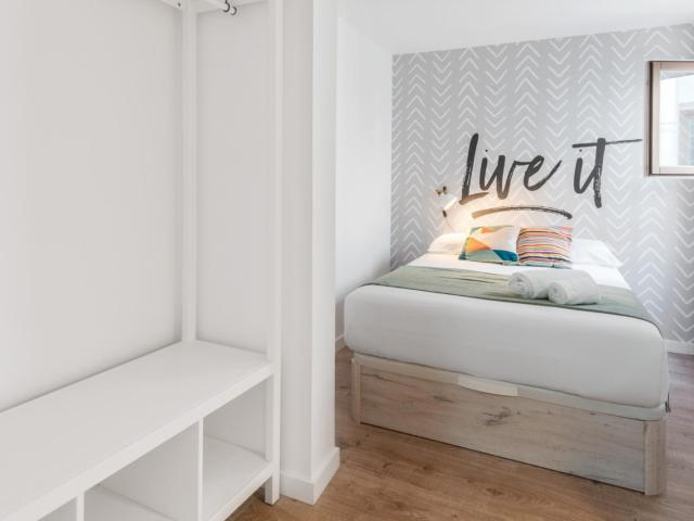 Double bedroom in a student flat, in the heart of Barcelona