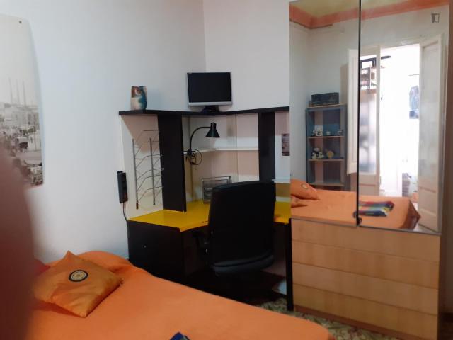 Double bedroom in a 3 bedroom flat in El poble sec