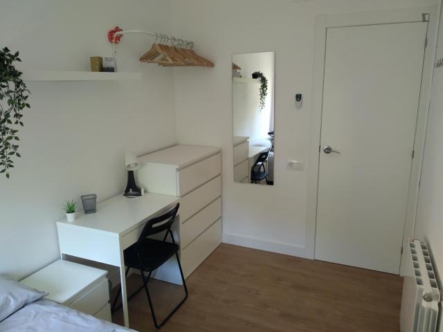 Double bedroom in a 4 bedroom apartment Barcelona Sants