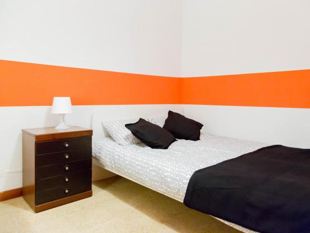Double bedroom in a 6 bedroom apartment close to Universitat metro station