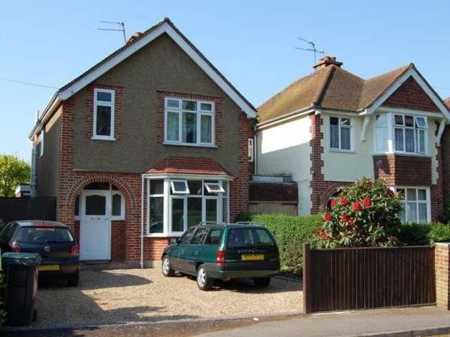 DOUBLE BEDROOM IN ADDLESTONE HOUSE SHARE 3 bed house share to rent £680 pcm £157 pw