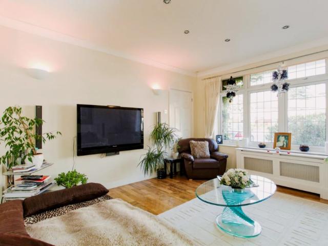 Double bedroom placed near Clayhall Park
