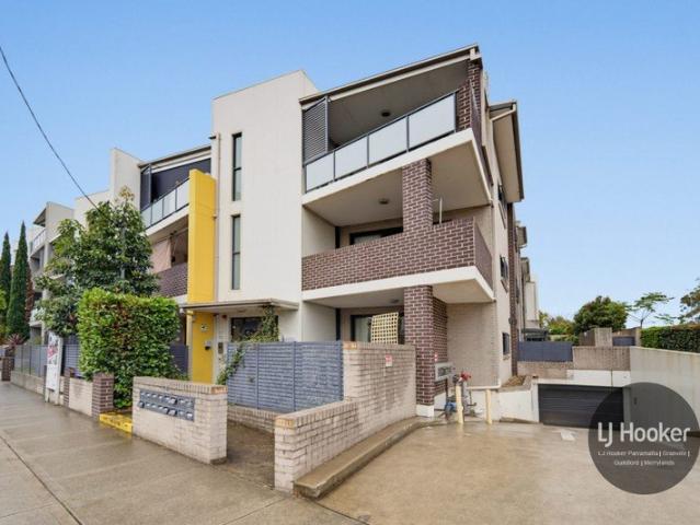 Double brick apartment walk to station and shops