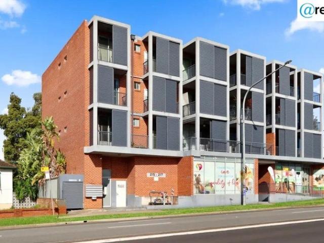 DOUBLE BRICK, DUAL LEVEL, TOWNHOUSE LIKE APARTMENT