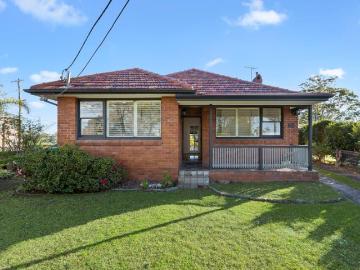 Double Brick Family Home with Multiple Living Zones and Expansive Backyard