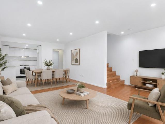Double Brick Sunlit 3 Bedroom & 3 Bathroom Townhouse in Prime Location Access via Nelson St