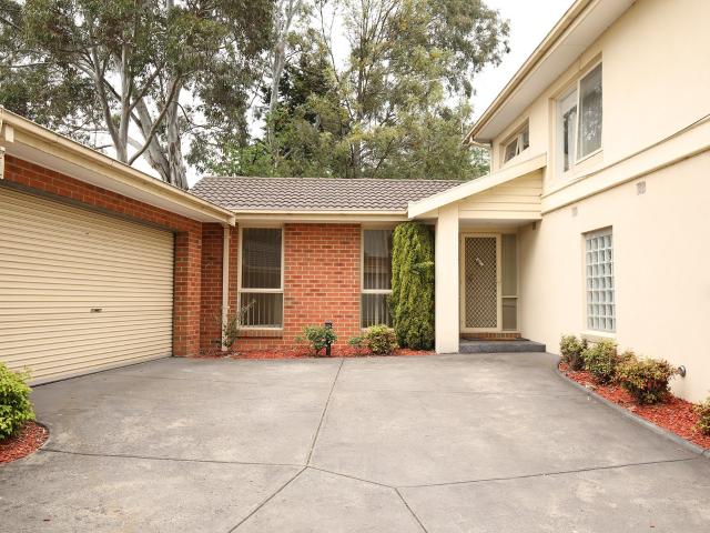 DOUBLE GARAGE, TWO LIVING AREAS !