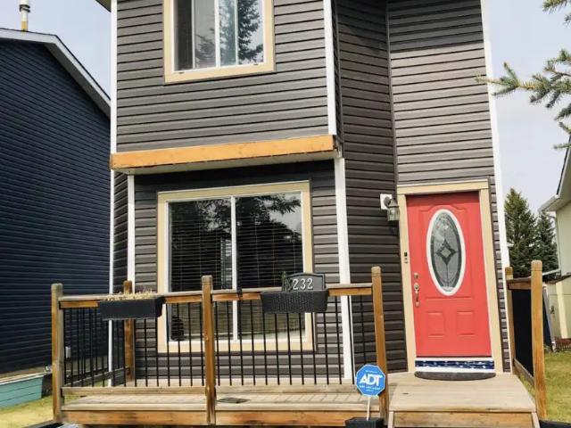 Double Detached Garage, 3 Bedroom, 2.5 Bathroom, Developed Basement For Rent