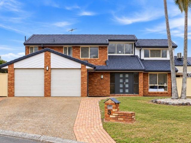 Double delight: 5 beds, 4 bathrooms, a pool & a superb location!