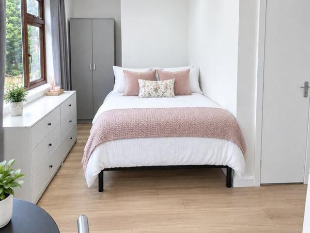 Double Ensuite Flat! Couple or Single