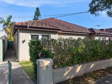 Double Fronted Brick home Charm & Endless Potential in Tightly Held Cul de Sac