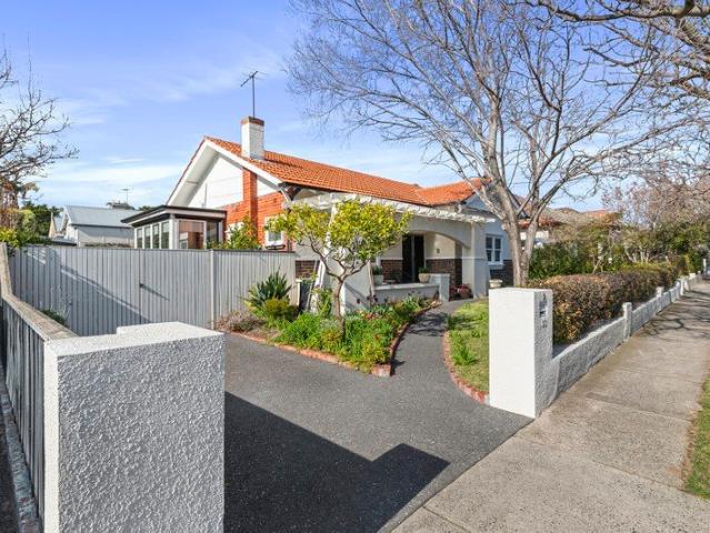 Double Fronted Elegance with a North Facing Garden & Architectural Brilliance