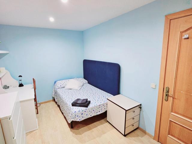 Double interior bedroom, with no window