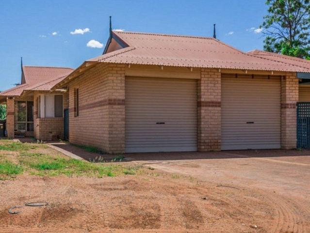 DOUBLE Lock Up Garage + 3x2 BRICK FAMILY HOME in Secure Gated Community!