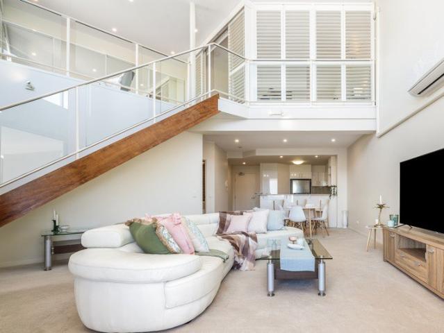 DOUBLE LEVEL PENTHOUSE WITH SWEEPING MORETON BAY VIEWS