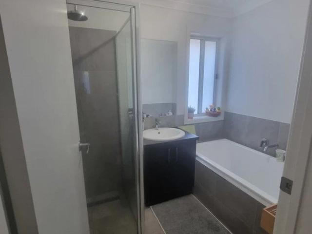 Double Sized Room for rent in a Rooming House/Shared Accomodation in Flora Hill