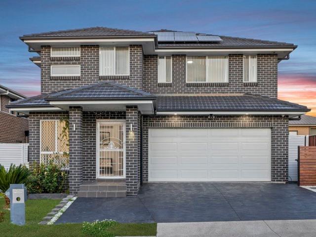 DOUBLE STOREY, MODERN FAMILY LIVING WITH SPACIOUS SUNROOM!